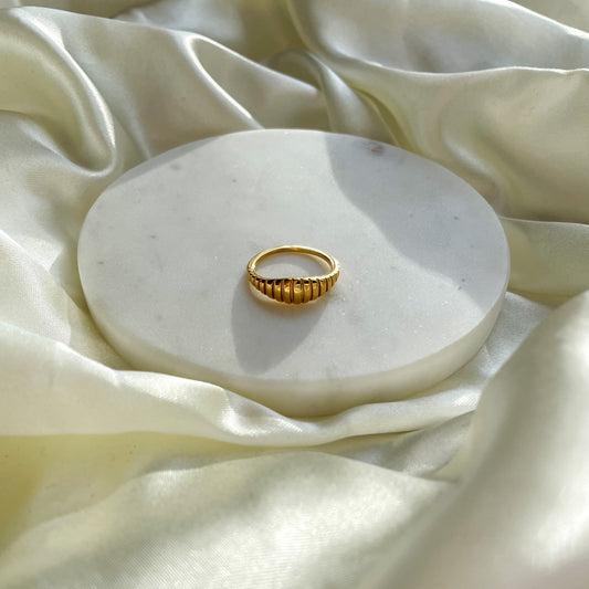 14kt goldener dünner Crossaint Ring