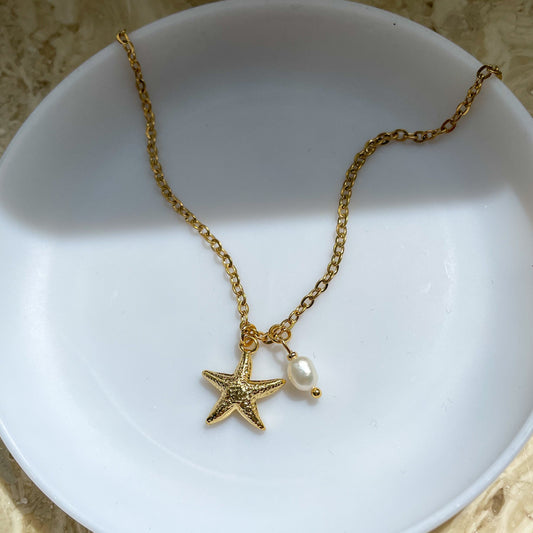 Goldene Halskette mit Perle und Seesternanhänger